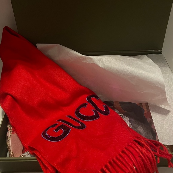 Red Gucci scarf - Picture 4 of 6